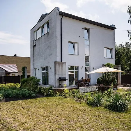 Detached House - 10 Min Walk To The Beach, Garden, Bbq, 40insmarttv, Parking