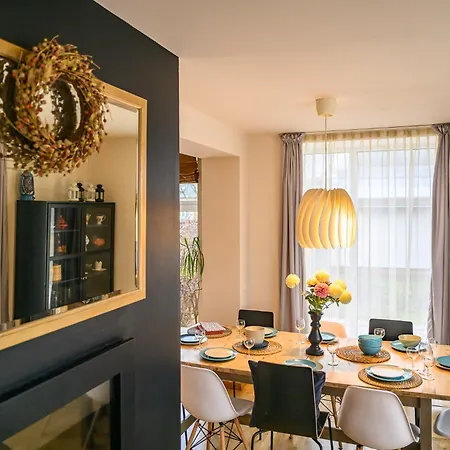 Detached House - 10 Min Walk To The Beach, Garden, Bbq, 40insmarttv, Parking *