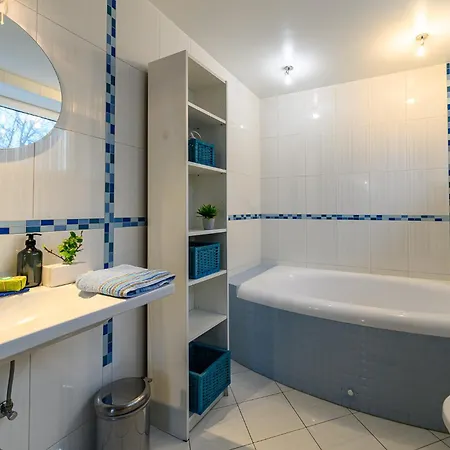 Detached House - 10 Min Walk To The Beach, Garden, Bbq, 40insmarttv, Parking 度假居 *