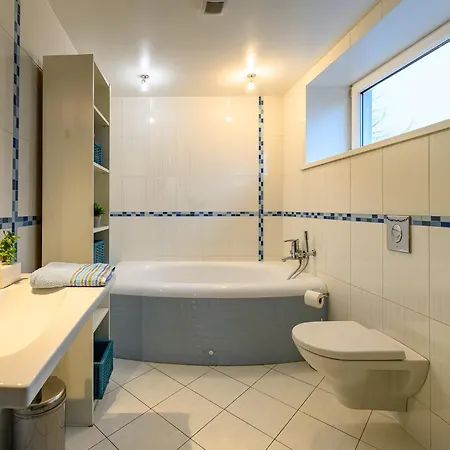 度假居 Detached House - 10 Min Walk To The Beach, Garden, Bbq, 40insmarttv, Parking 利耶帕亚