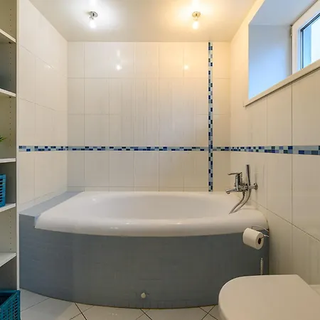 度假居 Detached House - 10 Min Walk To The Beach, Garden, Bbq, 40insmarttv, Parking
