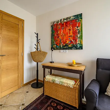 Detached House - 10 Min Walk To The Beach, Garden, Bbq, 40insmarttv, Parking